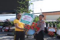 Polres Lamongan menerima 126 bibit pohon ucapan dari berbagai elemen masyarakat pada peringatan Hari Bhayangkara ke-80, Jumat, 3 Juli 2026. Bibit tersebut akan ditanam di seluruh satuan fungsi dan Polsek jajaran. (Foto Dok Ho/RadarBangsa.co.id)