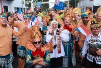 Wisatawan mancanegara tampil bersama talent lokal dalam parade Banyuwangi Ethno Carnival 2026, Sabtu (18/7/2026). (Foto Dok Ho/RadarBangsa.co.id)
