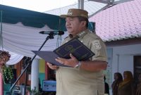 Bupati Asahan memimpin Upacara Hari Pertama Masuk Sekolah di UPTD SMP Negeri 2 Pulau Bandring, Senin (13/7/2026). (Foto Dok Ho/RadarBangsa.co.id)