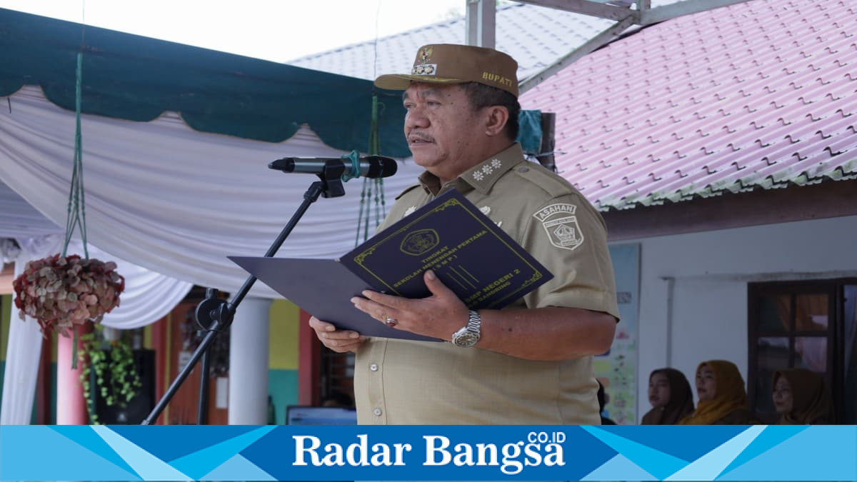 Bupati Asahan memimpin Upacara Hari Pertama Masuk Sekolah di UPTD SMP Negeri 2 Pulau Bandring, Senin (13/7/2026). (Foto Dok Ho/RadarBangsa.co.id)