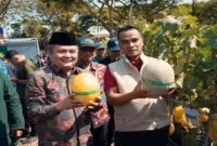 Bupati Bangkalan Lukman Hakim menghadiri kegiatan Petik Melon Agroekoteknologi di lahan Fakultas Pertanian UTM, Senin (13/7/2026). (Foto Dok Ho/RadarBangsa.co.id)