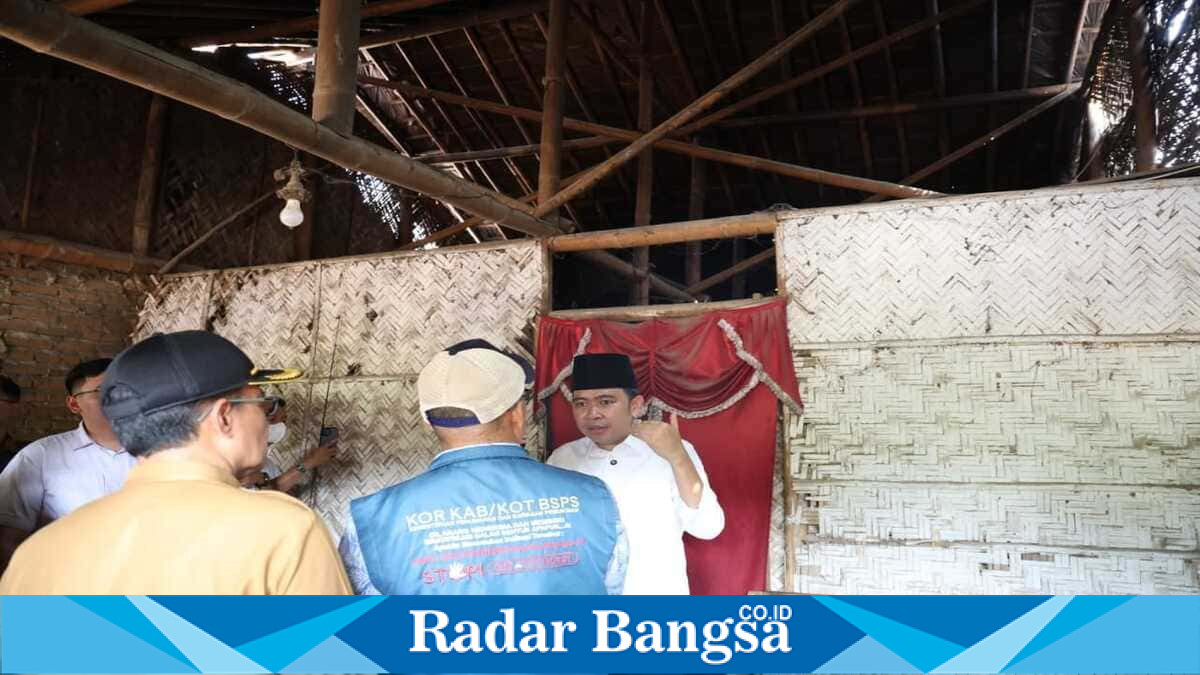 Bupati Jember Gus Fawait meninjau rumah calon penerima bantuan RTLH di Desa Wonojati, Kecamatan Jenggawah, Senin, 13 Juli 2026. (Foto Dok Ho/RadarBangsa.co.id)