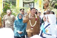 Bupati Lamongan Yuhronur Efendi meninjau MPLS di Tikung, Senin (13/7), untuk memastikan sekolah aman dan bebas bullying. (Foto Dok Ho/RadarBangsa.co.id)