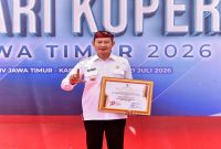 Bupati Lamongan Yuhronur Efendi menerima penghargaan Pembina Koperasi Andalan Jawa Timur 2026 pada Peringatan Hari Koperasi ke-79 Provinsi Jawa Timur di Pamekasan, Selasa (21/7). (Foto Dok Ho/RadarBangsa.co.id)