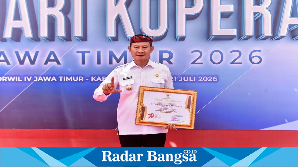 Bupati Lamongan Yuhronur Efendi menerima penghargaan Pembina Koperasi Andalan Jawa Timur 2026 pada Peringatan Hari Koperasi ke-79 Provinsi Jawa Timur di Pamekasan, Selasa (21/7). (Foto Dok Ho/RadarBangsa.co.id)