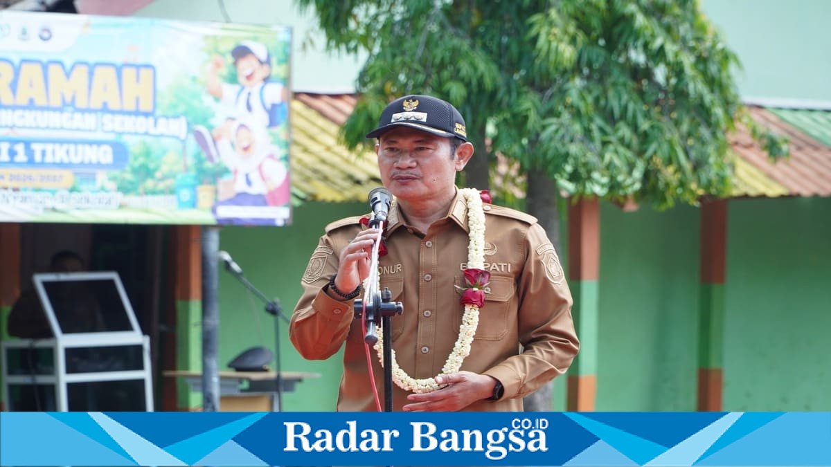 Bupati Lamongan Yuhronur Efendi meninjau pelaksanaan MPLS Ramah di Kecamatan Tikung, Senin (13/7/2026). (Foto Dok Ho/RadarBangsa.co.id)