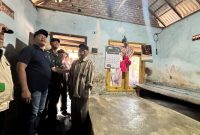 Bupati Sidoarjo H. Subandi menyerahkan alat bantu kesehatan dan meninjau RTLH di Tulangan serta Wonoayu, Sabtu, 18 Juli 2026. (Foto Dok Ho/RadarBangsa.co.id)