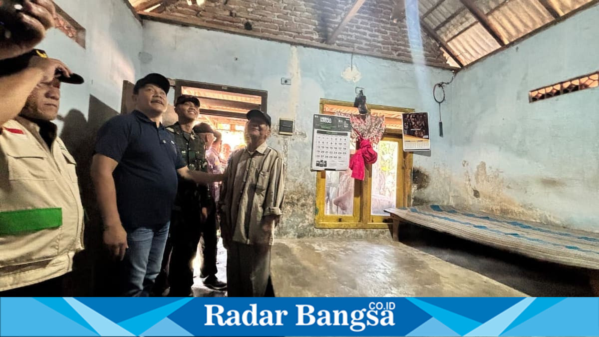 Bupati Sidoarjo H. Subandi menyerahkan alat bantu kesehatan dan meninjau RTLH di Tulangan serta Wonoayu, Sabtu, 18 Juli 2026. (Foto Dok Ho/RadarBangsa.co.id)
