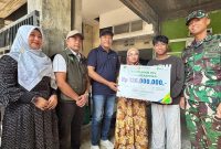 Bupati Sidoarjo H. Subandi menyerahkan santunan dan beasiswa kepada ahli waris pedagang penerima Kurda di Tulangan, Sabtu, 18 Juli 2026. (Foto Dok Ho/RadarBangsa.co.id)