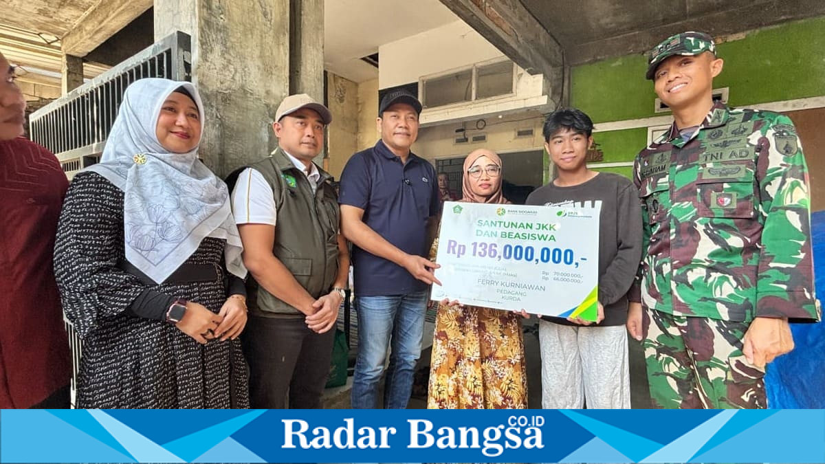 Bupati Sidoarjo H. Subandi menyerahkan santunan dan beasiswa kepada ahli waris pedagang penerima Kurda di Tulangan, Sabtu, 18 Juli 2026. (Foto Dok Ho/RadarBangsa.co.id)