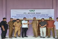 Penyerahan bantuan pembangunan tiga ruang kelas TK oleh PT Musim Mas kepada Pemerintah Desa Pesaguan, Pelalawan, Senin (13/7/2026). (Foto Dok Ho/RadarBangsa.co.id)