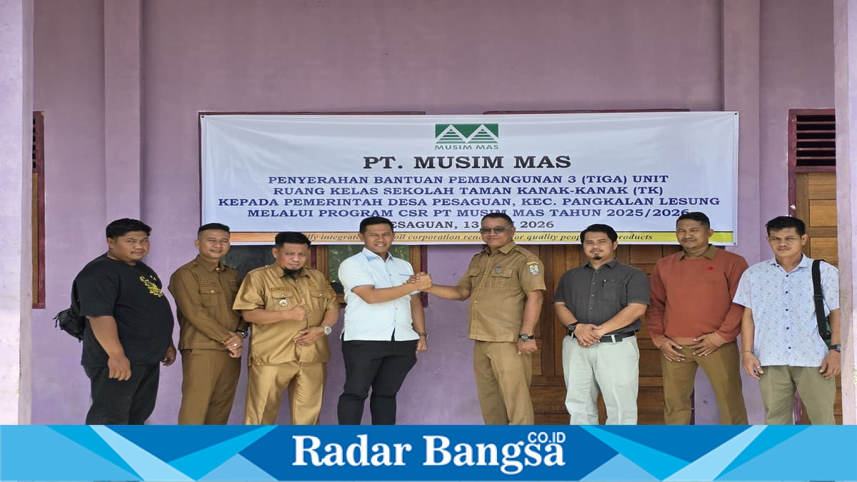 Penyerahan bantuan pembangunan tiga ruang kelas TK oleh PT Musim Mas kepada Pemerintah Desa Pesaguan, Pelalawan, Senin (13/7/2026). (Foto Dok Ho/RadarBangsa.co.id)