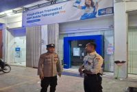 Petugas Polsek Laren melakukan patroli dan pengecekan CCTV di ATM BRI Unit Laren, ATM BNI Laren, dan SR Mart, Minggu (19/7/2026). (Foto Dok Ho/RadarBangsa.co.id)