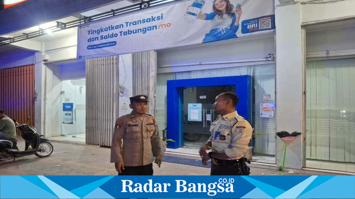 Petugas Polsek Laren melakukan patroli dan pengecekan CCTV di ATM BRI Unit Laren, ATM BNI Laren, dan SR Mart, Minggu (19/7/2026). (Foto Dok Ho/RadarBangsa.co.id)