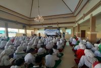 Petugas Polsek Krian memberikan edukasi literasi digital kepada siswa baru SMPN 2 Krian saat kegiatan MPLS, Selasa (14/7/2026). (Foto Dok Ho/RadarBangsa.co.id)
