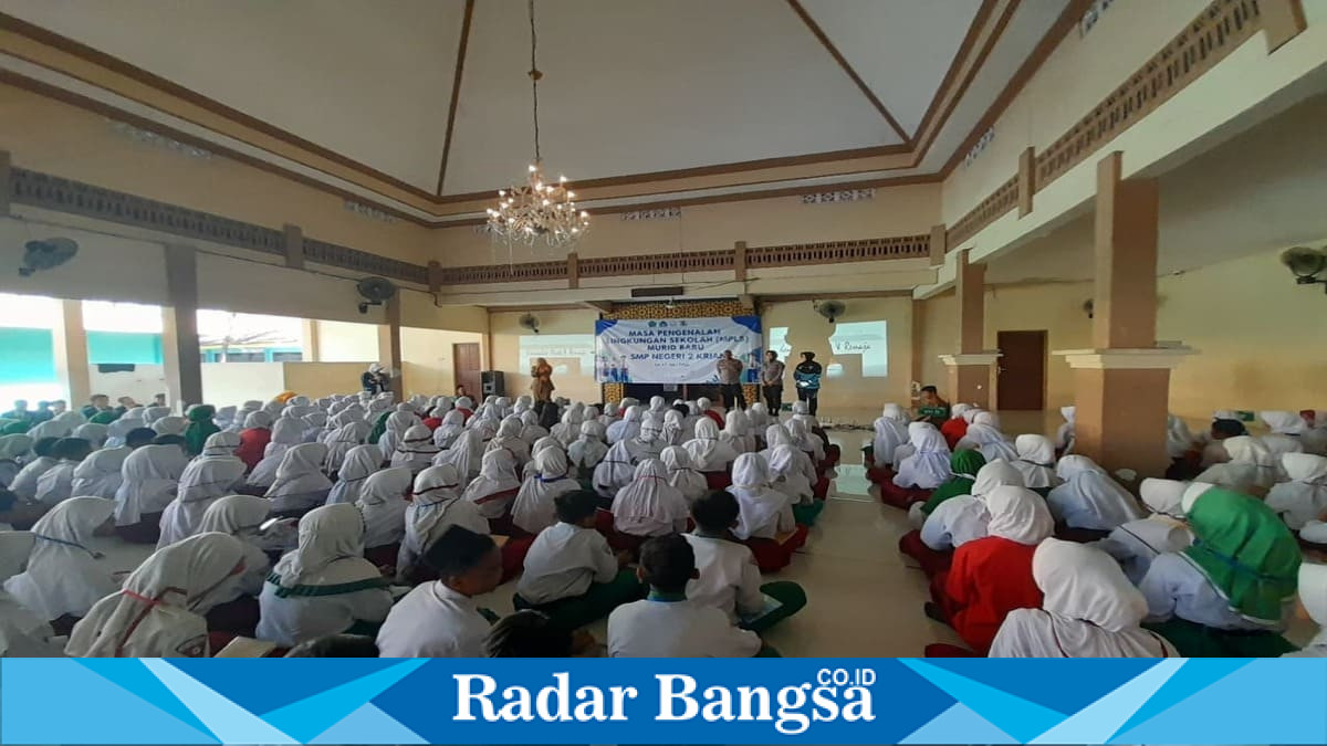 Petugas Polsek Krian memberikan edukasi literasi digital kepada siswa baru SMPN 2 Krian saat kegiatan MPLS, Selasa (14/7/2026). (Foto Dok Ho/RadarBangsa.co.id)