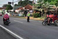 Personel Polsek Tikung melaksanakan Commander Wish pagi dengan pengaturan lalu lintas di Simpang Tiga Tikung, Jumat (24/7/2026). (Foto Dok Ho/RadarBangsa.co.id)