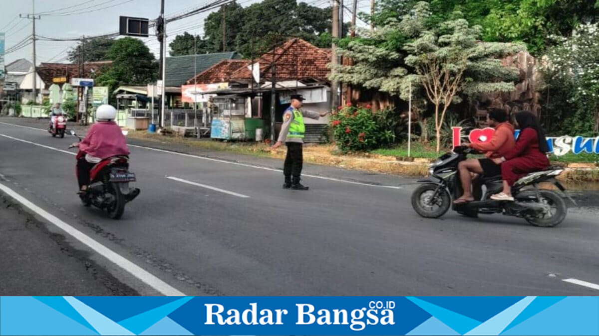 Personel Polsek Tikung melaksanakan Commander Wish pagi dengan pengaturan lalu lintas di Simpang Tiga Tikung, Jumat (24/7/2026). (Foto Dok Ho/RadarBangsa.co.id)