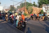 Personel Polsek Tikung mengatur arus lalu lintas dalam kegiatan Commander Wish Pagi di Kecamatan Tikung, Senin (27/7/2026). (Foto Dok Ho/RadarBangsa.co.id)