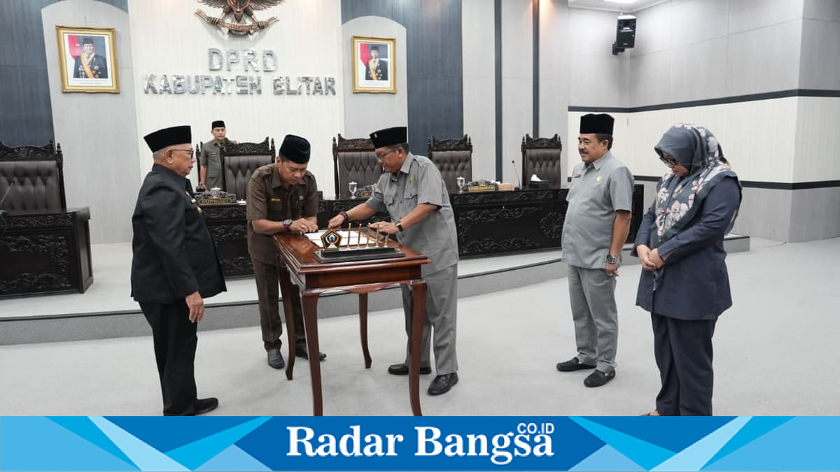 Rapat Paripurna DPRD Kabupaten Blitar menyetujui Ranperda Pertanggungjawaban APBD 2025 dan menerima penjelasan KUA-PPAS 2027 di Blitar, Jumat (10/7/2026). (Foto Dok Ho/RadarBangsa.co.id)