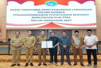 Bupati Lamongan Yuhronur Efendi bersama pimpinan DPRD menandatangani persetujuan bersama KUA-PPAS Tahun Anggaran 2027 di Kantor DPRD Lamongan, Senin (27/7/2026). (Foto Dok Ho/RadarBangsa.co.id)