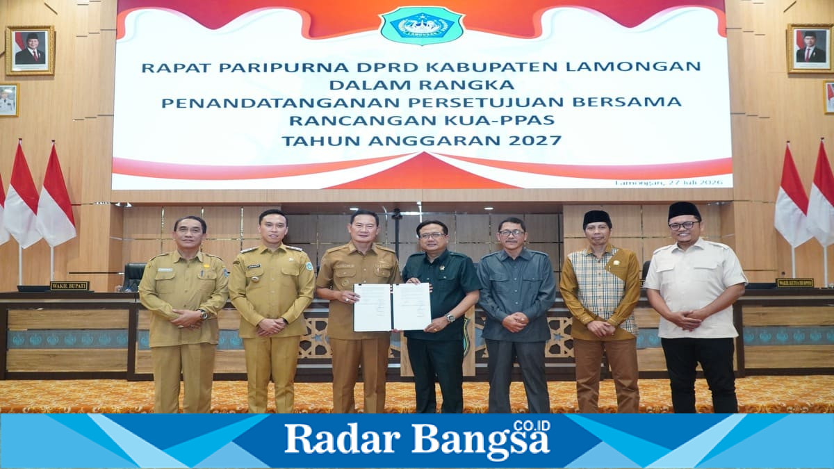 Bupati Lamongan Yuhronur Efendi bersama pimpinan DPRD menandatangani persetujuan bersama KUA-PPAS Tahun Anggaran 2027 di Kantor DPRD Lamongan, Senin (27/7/2026). (Foto Dok Ho/RadarBangsa.co.id)