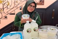 Khoriyah atau Mbak Iir menyiapkan pesanan minuman Siwalan Mix Legen di Desa Pagak, Beji, Pasuruan, Sabtu (18/7/2026). (Foto Dok Ho/RadarBangsa.co.id)