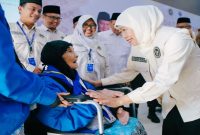 Gubernur Khofifah Indar Parawansa bersama Menteri Haji dan Umrah RI Mochamad Irfan Yusuf menyambut jamaah haji kloter terakhir Debarkasi Surabaya di Asrama Haji Surabaya, Rabu, 1 Juli 2026. (Foto Dok Ho/RadarBangsa.co.id)