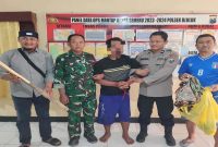 Petugas Polres Lamongan menghadirkan terduga pelaku kasus dugaan penganiayaan yang menewaskan seorang lansia di Kecamatan Bluluk, Kabupaten Lamongan. (Foto Dok Ho/RadarBangsa.co.id)