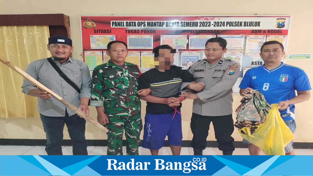 Petugas Polres Lamongan menghadirkan terduga pelaku kasus dugaan penganiayaan yang menewaskan seorang lansia di Kecamatan Bluluk, Kabupaten Lamongan. (Foto Dok Ho/RadarBangsa.co.id)