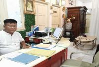 Endri menyisihkan waktu di sela aktivitasnya sebagai notaris untuk memberi makan dan merawat kucing terlantar di Semarang. (Foto Dok Ho/RadarBangsa.co.id)