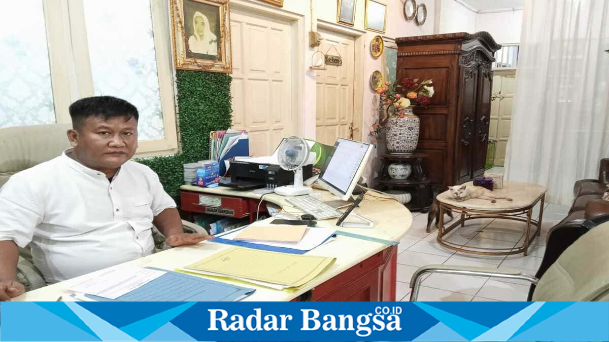 Endri menyisihkan waktu di sela aktivitasnya sebagai notaris untuk memberi makan dan merawat kucing terlantar di Semarang. (Foto Dok Ho/RadarBangsa.co.id)