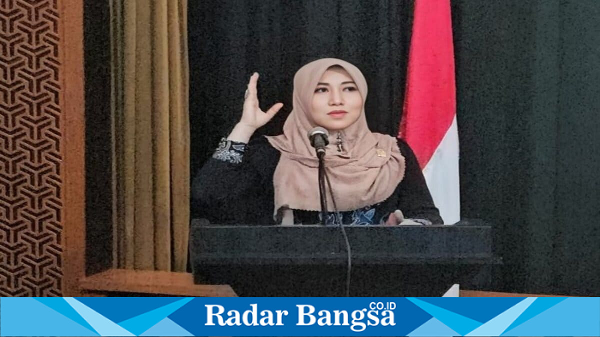 Anggota DPD RI Daerah Pemilihan Jawa Timur, Dr. Hj. Lia Istifhama, S.H.I., S.Sos., S.Sos.I., M.E.I., memaparkan pentingnya peran keluarga dan sekolah dalam membangun karakter pelajar pada Seminar Nasional Musyawarah Wilayah IPM Jawa Timur di BBPPMPV BOE Malang, Sabtu (4/7/2026).