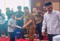 Wakil Bupati Bangkalan bersama sivitas akademika mengikuti Khotmil Quran dan santunan anak yatim dalam Dies Natalis ke-25 UTM, Senin (6/7/2026). (Foto Dok Ho/RadarBangsa.co.id)