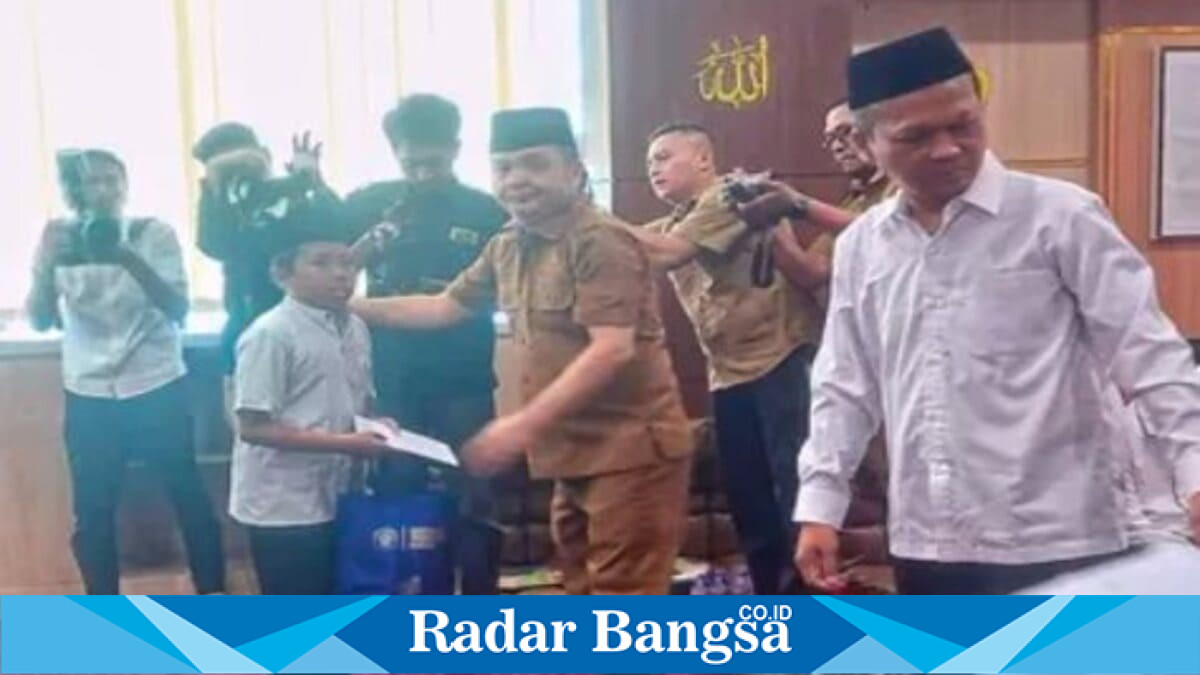 Wakil Bupati Bangkalan bersama sivitas akademika mengikuti Khotmil Quran dan santunan anak yatim dalam Dies Natalis ke-25 UTM, Senin (6/7/2026). (Foto Dok Ho/RadarBangsa.co.id)
