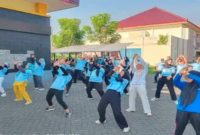 ASN, PPPK, dan pegawai Diskominfo Bangkalan mengikuti senam bersama dalam rangka implementasi GERMAS di halaman kantor, Jumat (3/7/2026). (Foto Dok Ho/RadarBangsa.co.id)