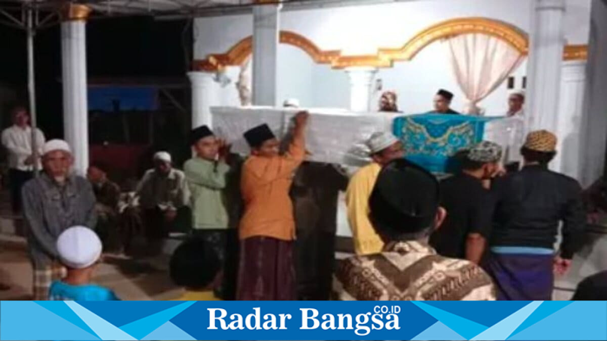 Jenazah PMI asal Desa Lerpak, Bangkalan, tiba di rumah duka setelah difasilitasi pemulangannya dari Malaysia, Minggu (19/7/2026). (Foto Dok Ho/RadarBangsa.co.id)