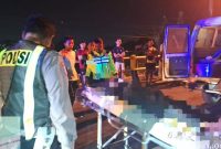 Petugas Satlantas Polres Lamongan melakukan evakuasi dan olah TKP kecelakaan adu depan yang menewaskan dua pelajar di Jembatan Made, Lamongan, Senin (6/7/2026). (Foto Dok Ho/RadarBangsa.co.id)