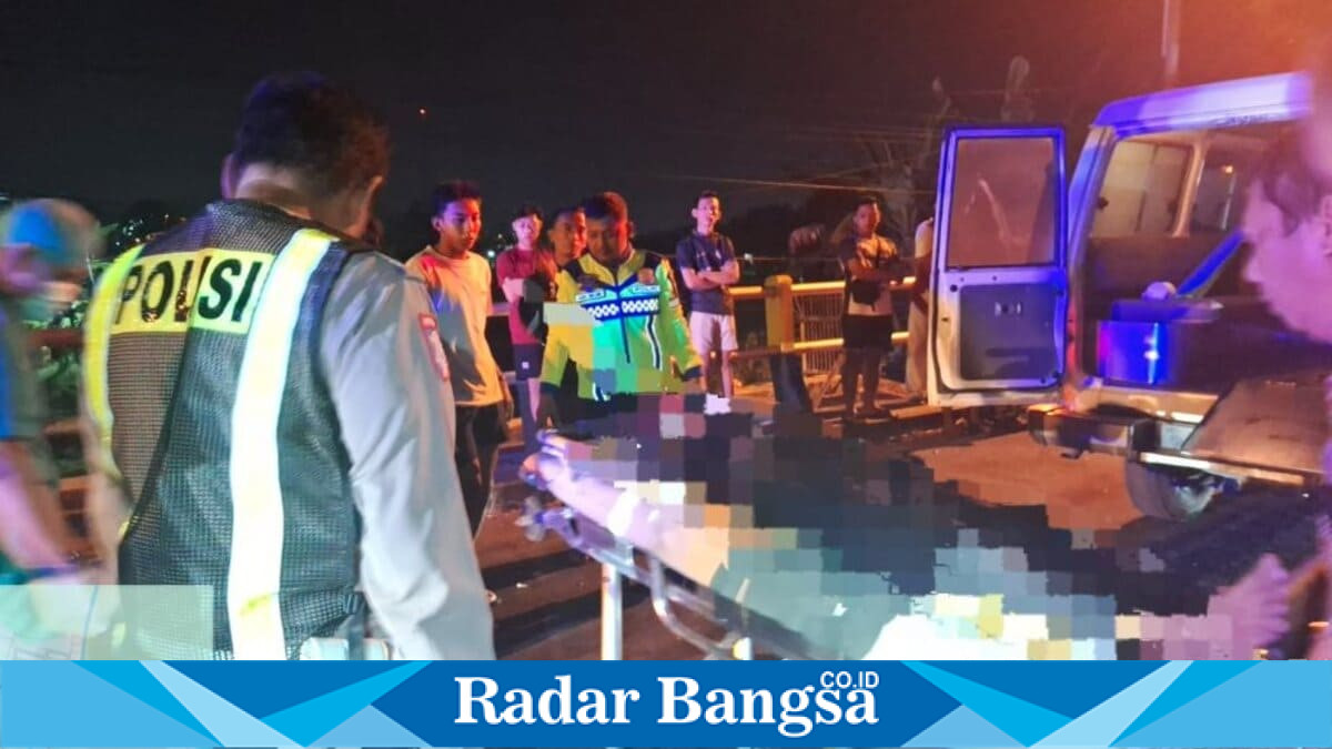 Petugas Satlantas Polres Lamongan melakukan evakuasi dan olah TKP kecelakaan adu depan yang menewaskan dua pelajar di Jembatan Made, Lamongan, Senin (6/7/2026). (Foto Dok Ho/RadarBangsa.co.id)
