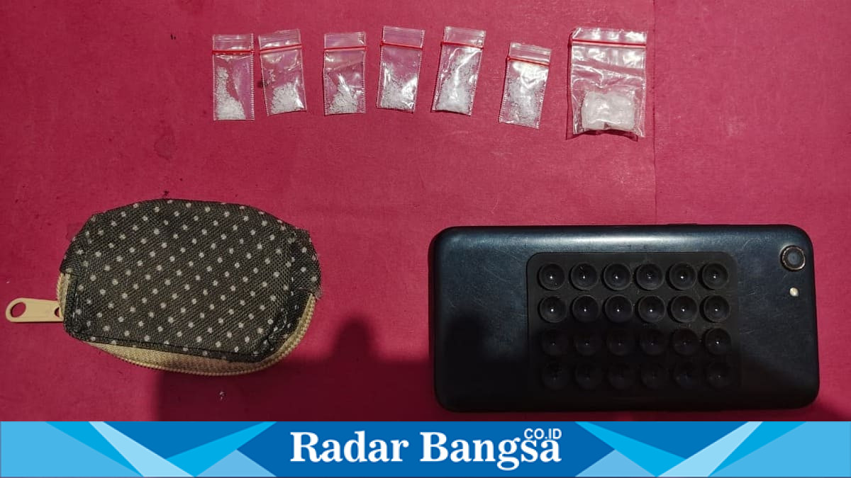 Petugas Satresnarkoba Polres Pelalawan mengamankan dua tersangka beserta barang bukti sabu hasil pengungkapan kasus narkotika di Desa Kuala Semundam, Rabu (8/7/2026). (Foto Dok Ho/RadarBangsa.co.id)