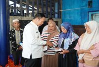 Bupati Lamongan Yuhronur Efendi menyerahkan bantuan kepada keluarga korban KMN Entok di Labuhan, Kecamatan Brondong, Rabu (22/7/2026). (Foto Dok Ho/RadarBangsa.co.id)