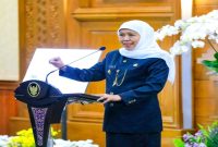 Gubernur Khofifah Indar Parawansa mengambil sumpah enam Pejabat Pimpinan Tinggi Pratama Pemprov Jawa Timur di Gedung Negara Grahadi, Surabaya, Selasa (14/7/2026). (Foto Dok Ho/RadarBangsa.co.id)