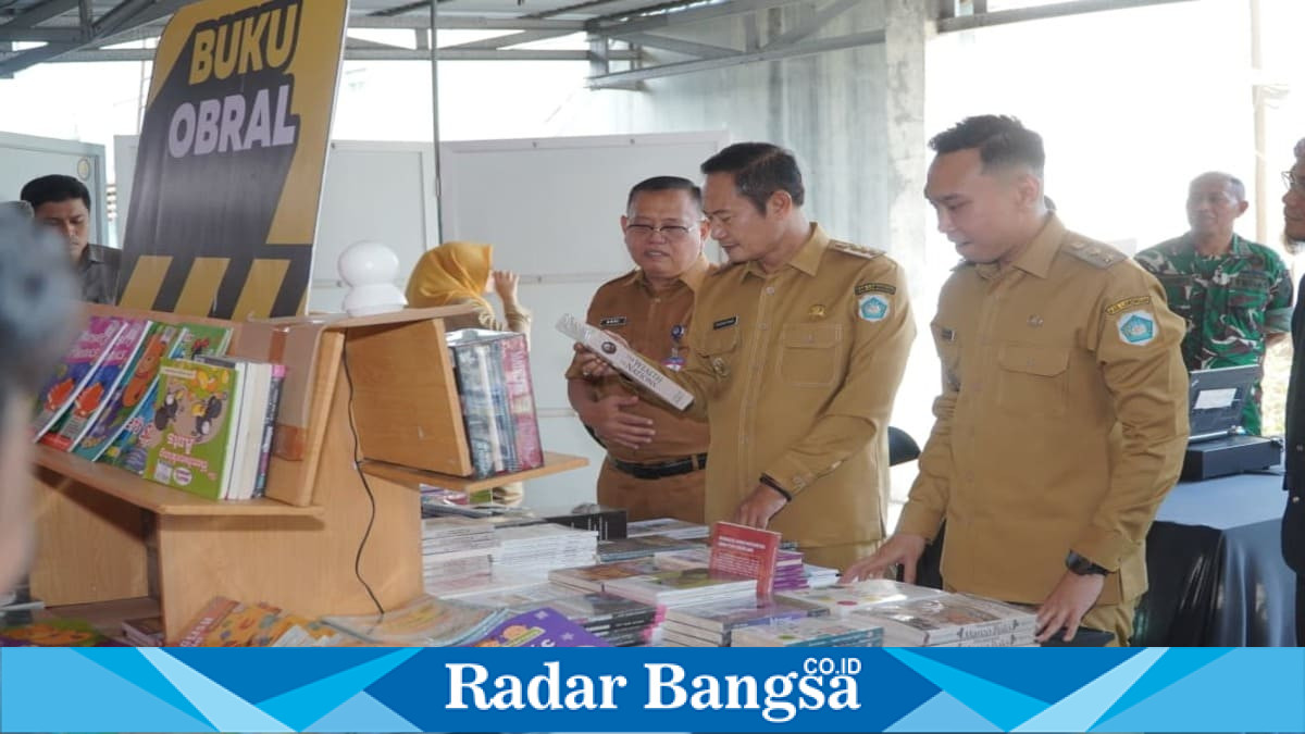 Bupati Lamongan Yuhronur Efendi membuka Festival Literasi Lamongan Pusta Raya 2026 di halaman Dinas Kearsipan dan Perpustakaan Daerah Lamongan, Selasa (30/6). (Foto Dok Ho/RadarBangsa.co.id