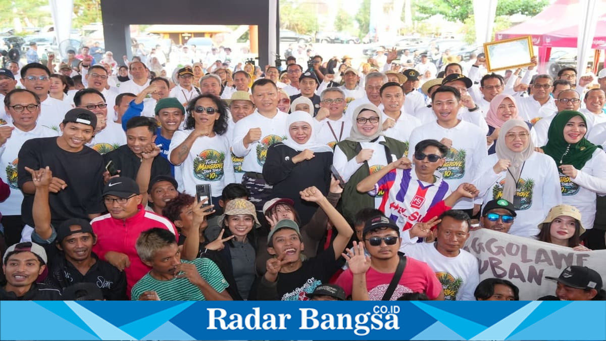 Gubernur Khofifah Indar Parawansa bersama Kaka Slank dan Bupati Tuban Aditya Halindra Faridzky menanam cemara udang pada Festival Mangrove Jawa Timur ke-10 di Pantai Panduri, Tuban, Rabu (29/7/2026). (Foto Dok Ho/RadarBangsa.co.id)