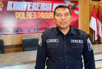 Kasi Humas Polres Pasuruan Iptu Joko Suseno memberikan keterangan terkait pengungkapan kasus dugaan pencurian dua ekor sapi di Desa Andonosari, Kecamatan Tutur, yang menjerat tiga tersangka, Kamis (9/7/2026). (Foto Dok Ho/RadarBangsa.co.id)