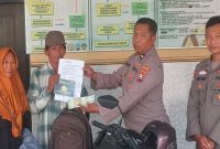 Petugas Polsek Kembangbahu menyerahkan sepeda motor temuan kepada keluarga pemilik setelah proses verifikasi administrasi, Minggu (19/7/2026). (Foto Dok Ho/RadarBangsa.co.id)