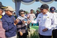 Gerakan Pengendalian Organisme Pengganggu Tanaman Wereng Batang Coklat menggunakan drone digelar di Desa Banjarmadu, Kecamatan Karanggeneng, Lamongan, Rabu (8/7/2026). (Foto Dok Ho/RadarBangsa.co.id)