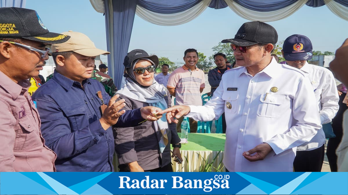 Gerakan Pengendalian Organisme Pengganggu Tanaman Wereng Batang Coklat menggunakan drone digelar di Desa Banjarmadu, Kecamatan Karanggeneng, Lamongan, Rabu (8/7/2026). (Foto Dok Ho/RadarBangsa.co.id)
