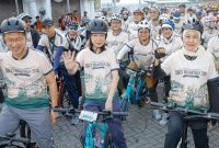 Gubernur Jawa Timur Khofifah Indar Parawansa bersama pimpinan Bank Indonesia melepas peserta Gowes Nusantara 2026 di Tugu Pahlawan, Surabaya, Minggu (26/7). (Foto Dok Ho/RadarBangsa.co.id)