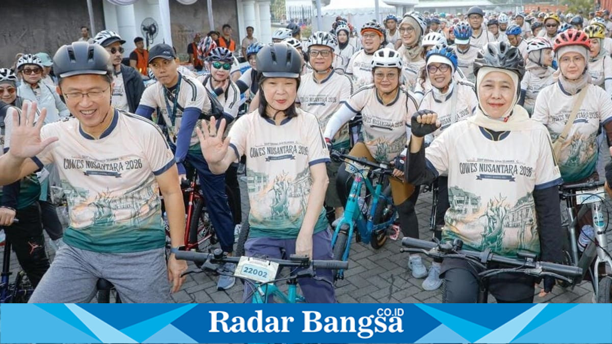 Gubernur Jawa Timur Khofifah Indar Parawansa bersama pimpinan Bank Indonesia melepas peserta Gowes Nusantara 2026 di Tugu Pahlawan, Surabaya, Minggu (26/7). (Foto Dok Ho/RadarBangsa.co.id)